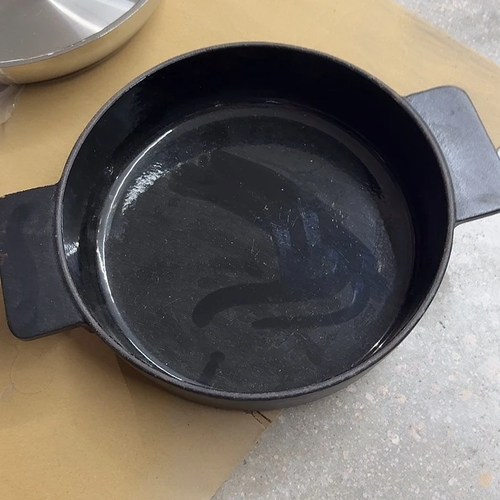 白瓷黑色珐琅烤盘hwhehd