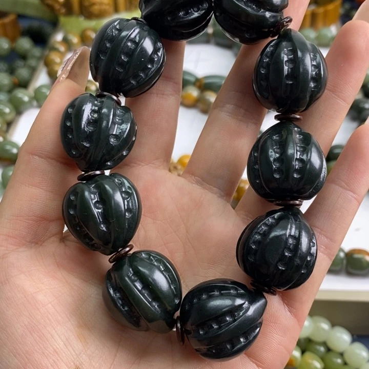 未镶嵌透闪石质玉珠宝奇石