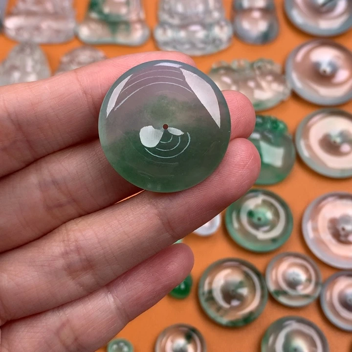 翡翠挂件未镶嵌….