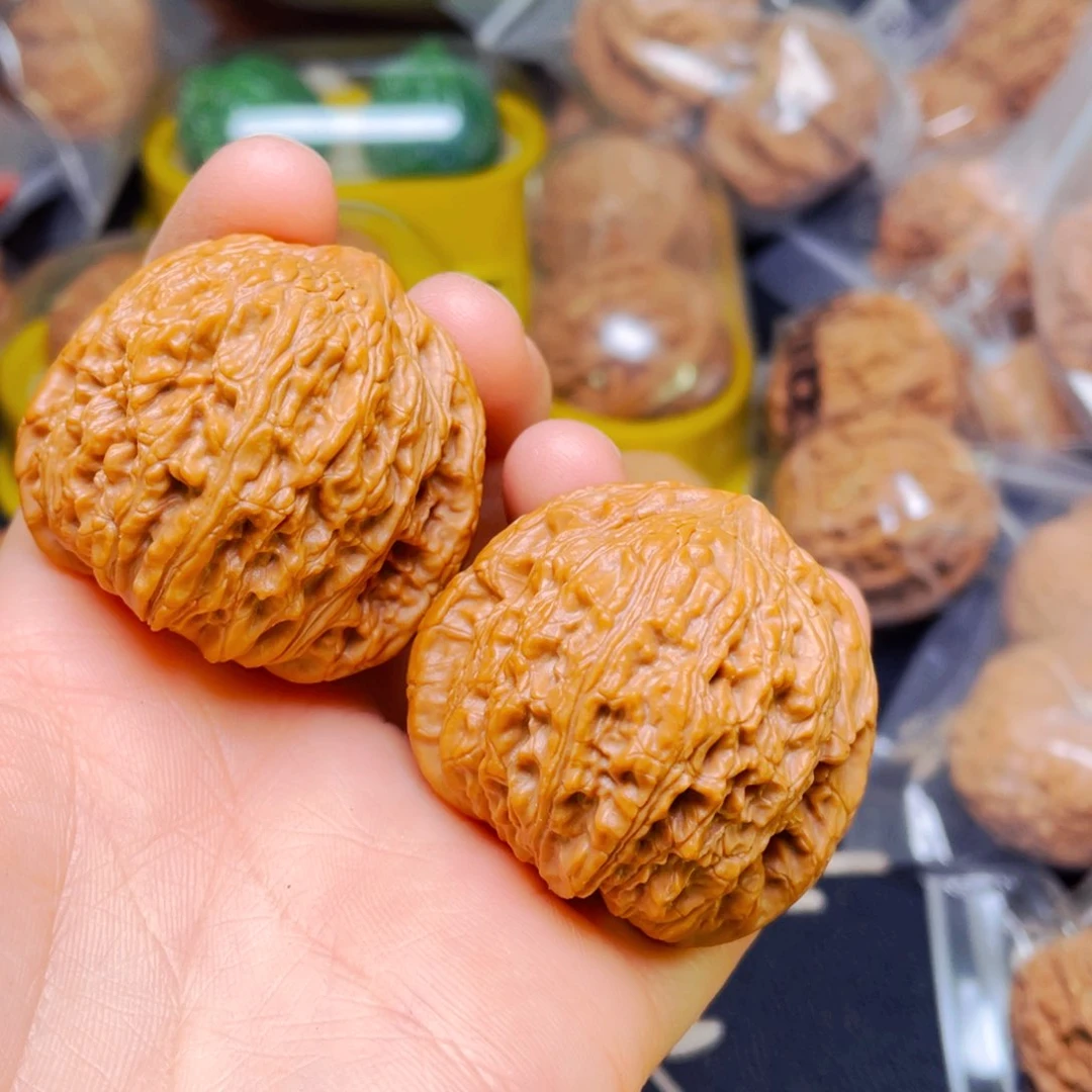 吊坠文玩核桃绣球一对