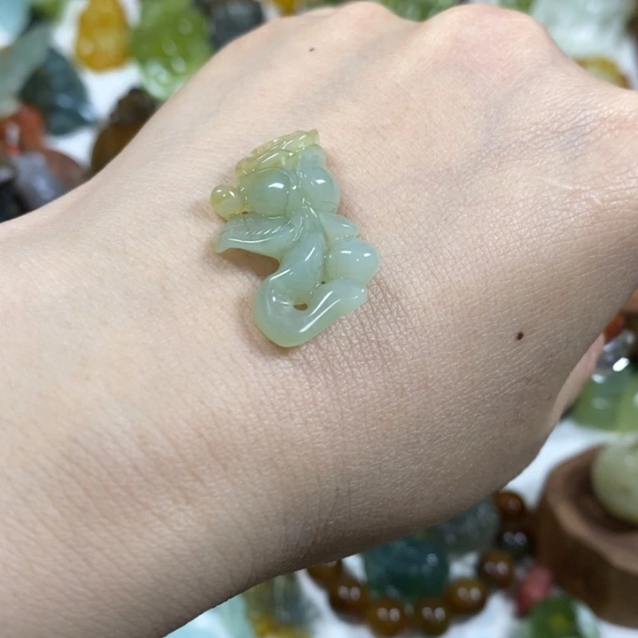 未镶嵌蛇纹石玉吊坠