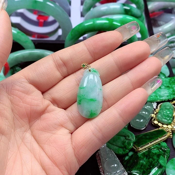 翡翠18K金镶嵌颈饰翡翠