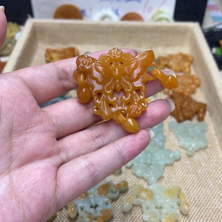 思****合金蛇纹石玉颈饰