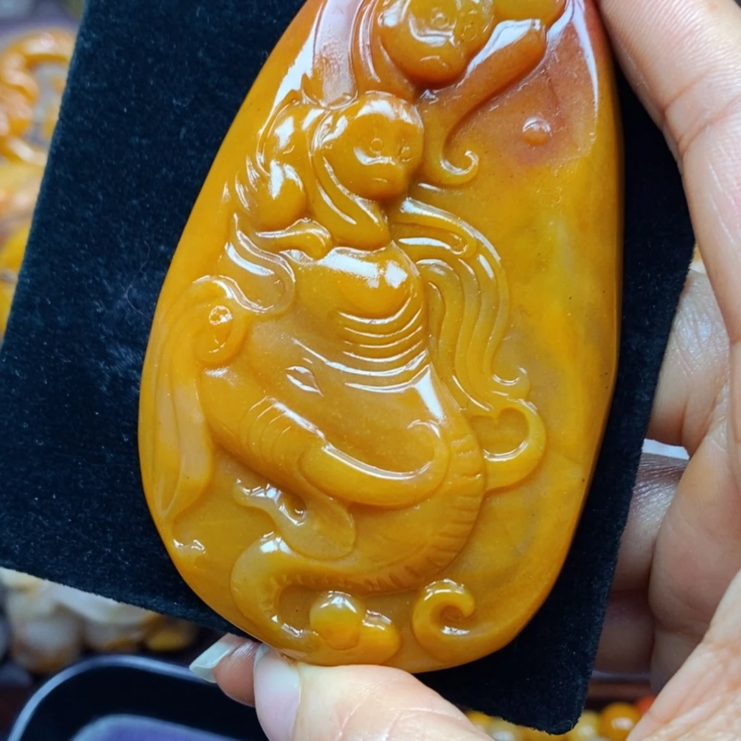 未镶嵌石英质玉（黄龙玉）颈饰