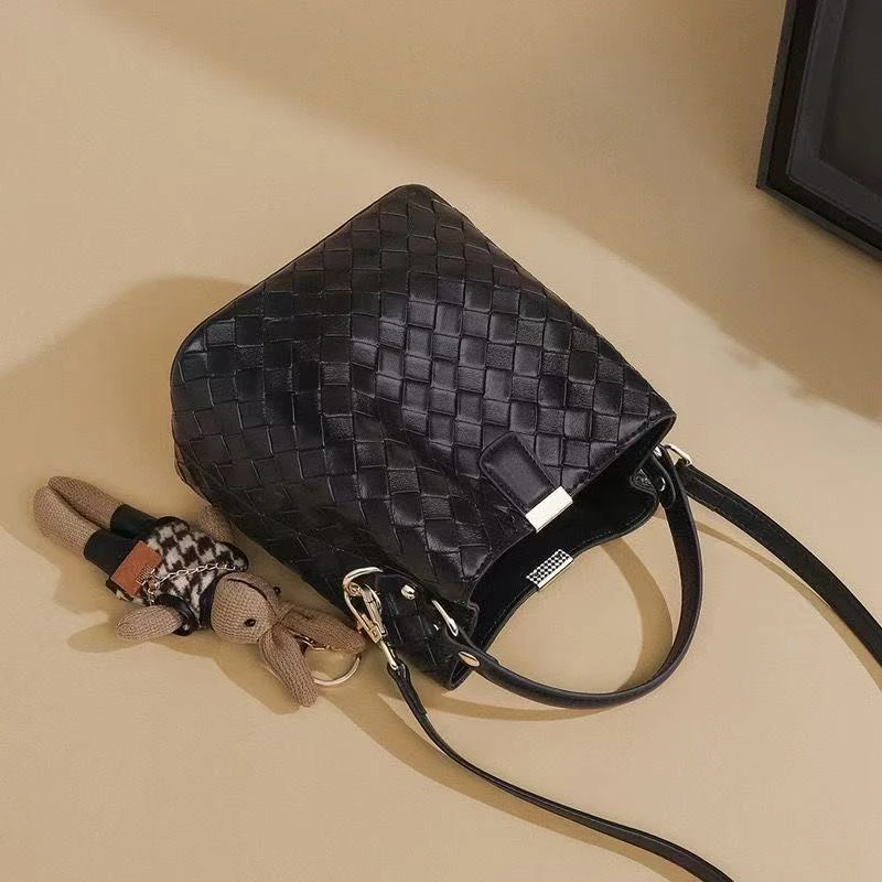 夏天水桶包包2025新款秋冬斜挎包皮女包大容量手提单肩编织包