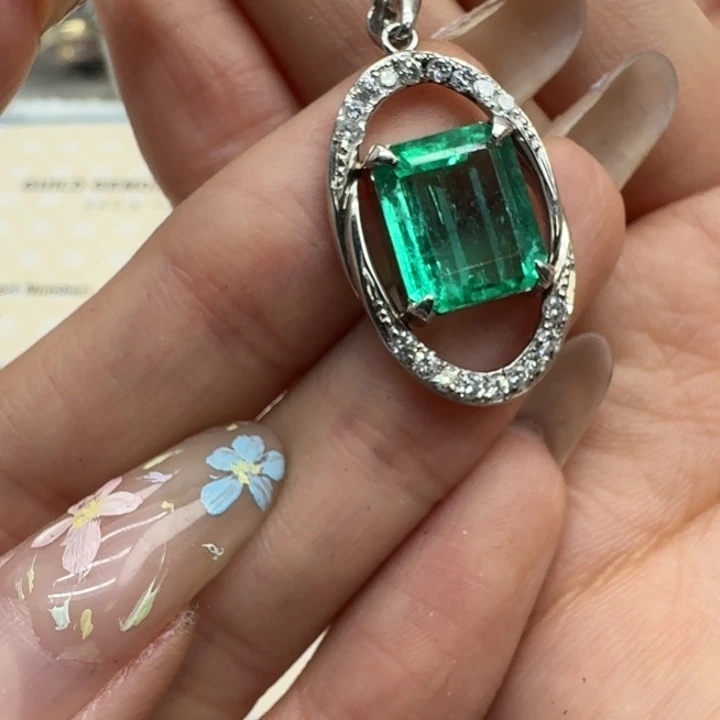 未镶嵌颈饰祖母绿