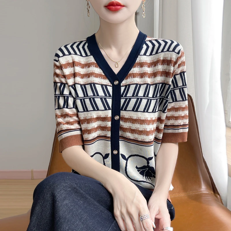 夏季新款时尚洋气V领T恤女宽松显瘦短袖针织复古提花上衣女