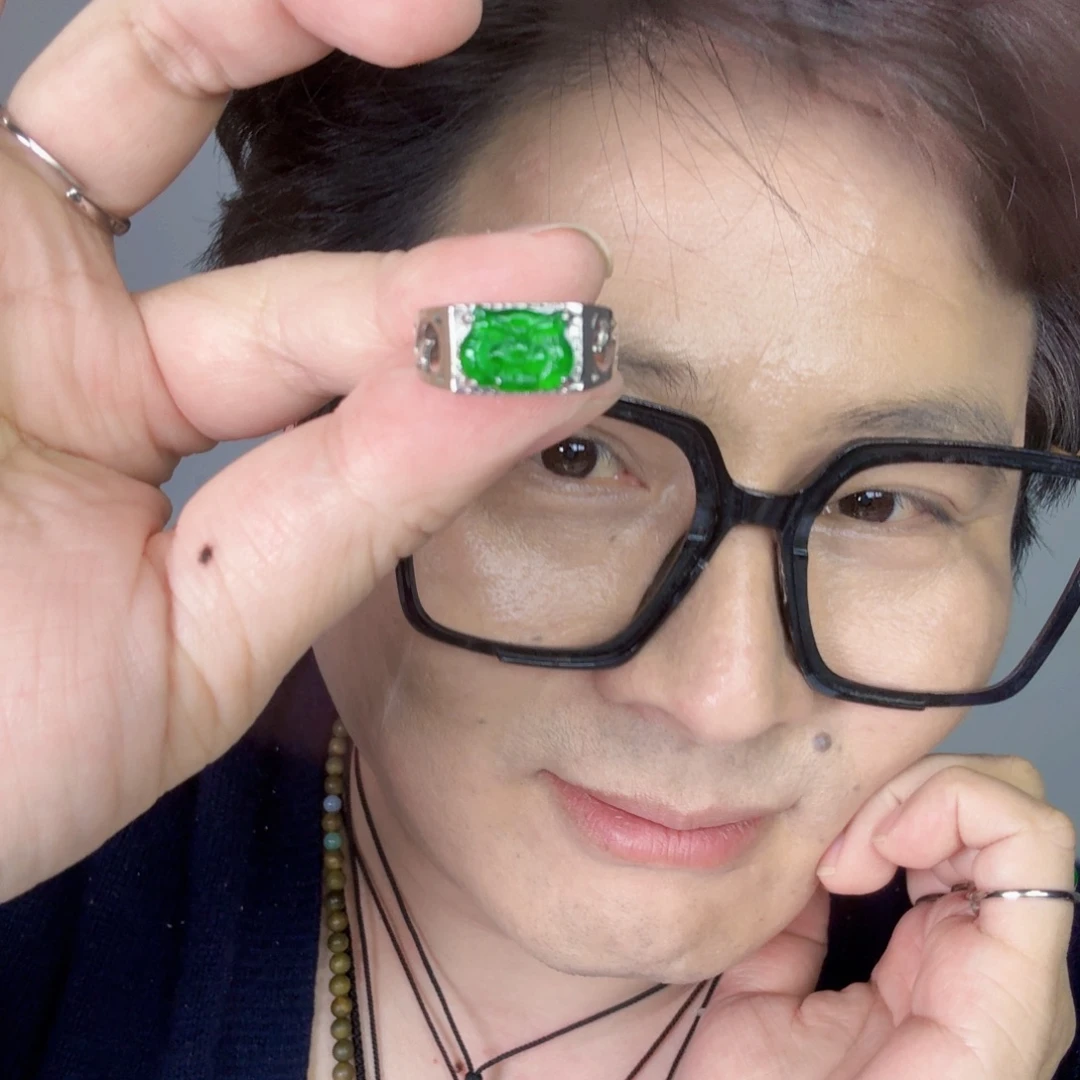 翡翠未镶嵌颈饰一件