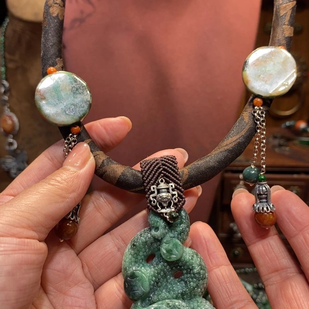 翡翠吊坠(赠链)未镶嵌