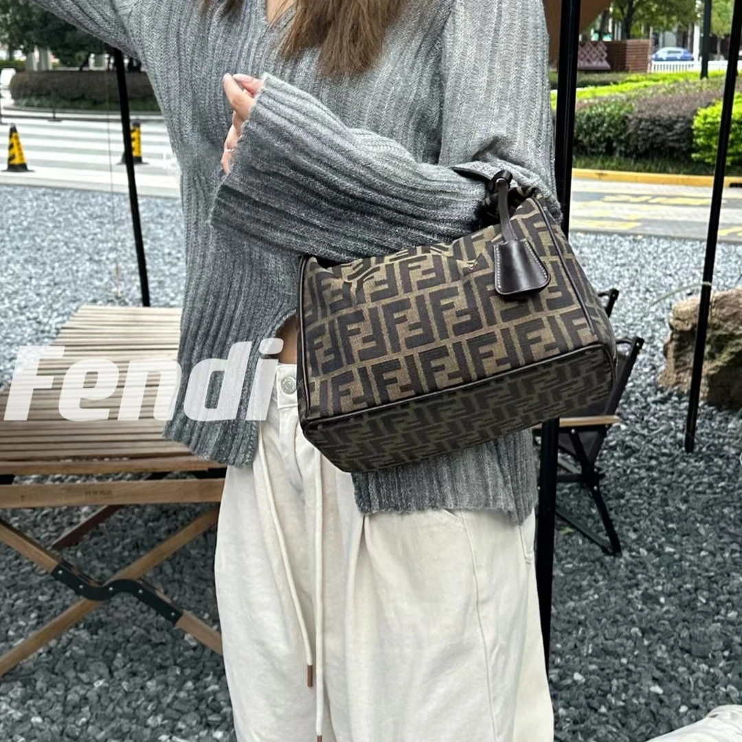 95新 FENDI/芬迪 遛狗饭盒(大)/支持diy/可放ipad/26/A1503 AA29
