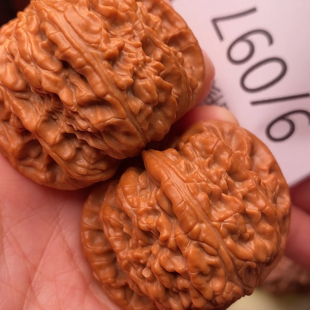 文玩核桃吊坠45白狮子