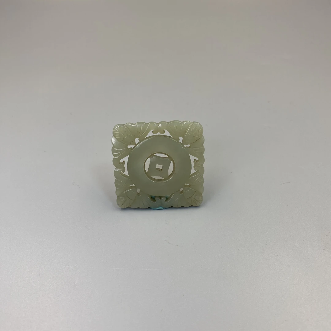 创汇时期玉镂空雕瑞蝠金钱福在眼前纹佩饰益合/2412-096