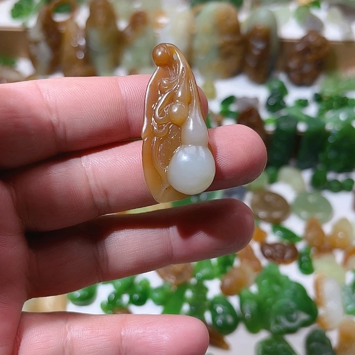 颈饰未镶嵌和田玉（糖玉）