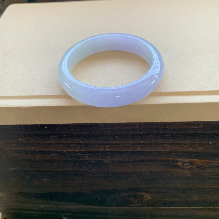 冰透细腻春彩手镯，特价17800圈口52.5-12.6-8.1，天然翡翠缅A完美