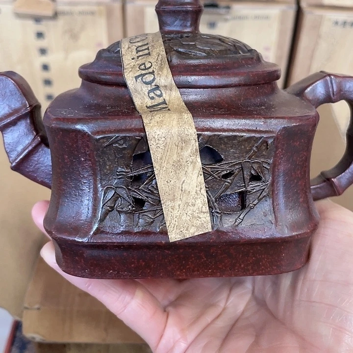 茶壶紫砂原矿泥料手工制作的一把紫砂壶。