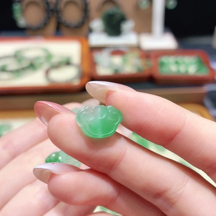 静***谧石英质玉（非洲翠）未镶嵌颈饰
