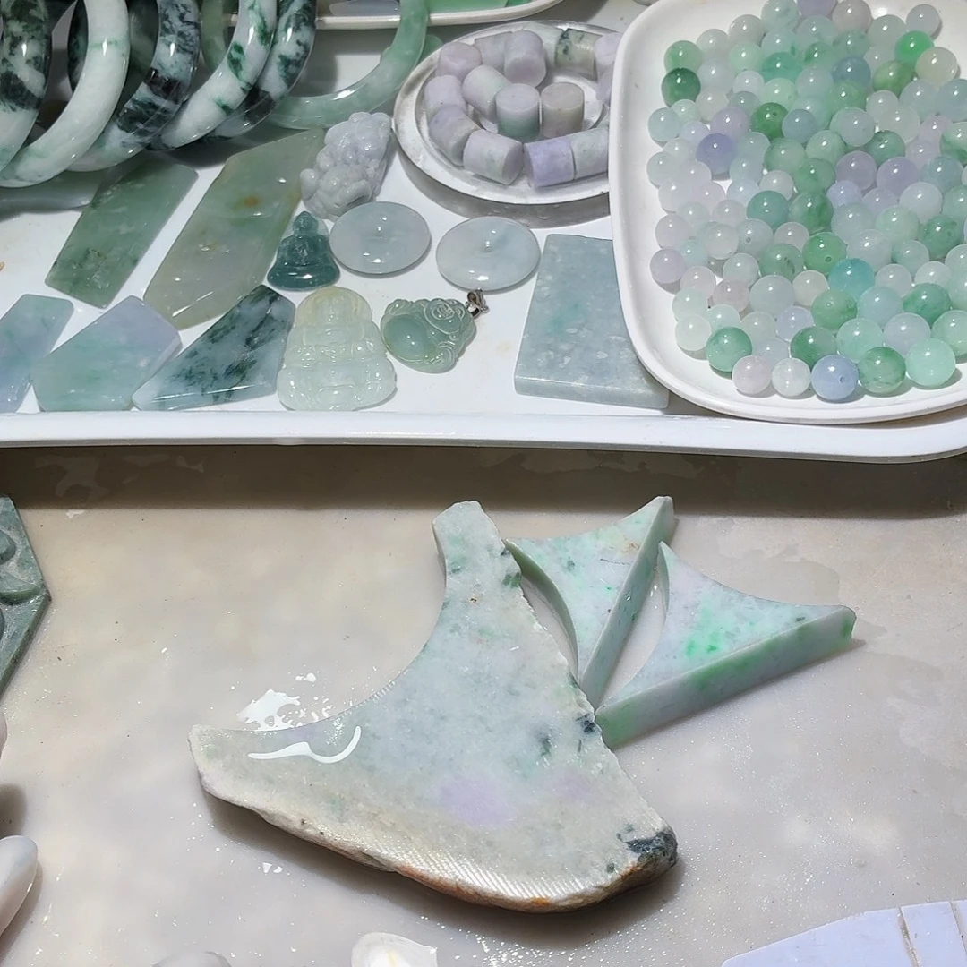 翡翠未镶嵌颈饰边角料