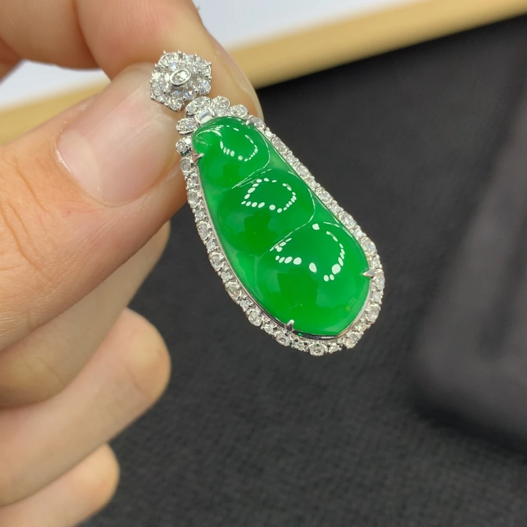 18K金镶嵌戒指翡翠都洗