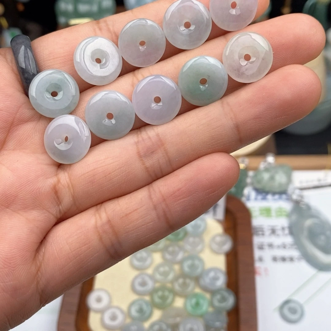 翡翠未镶嵌颈饰…*迷你扣