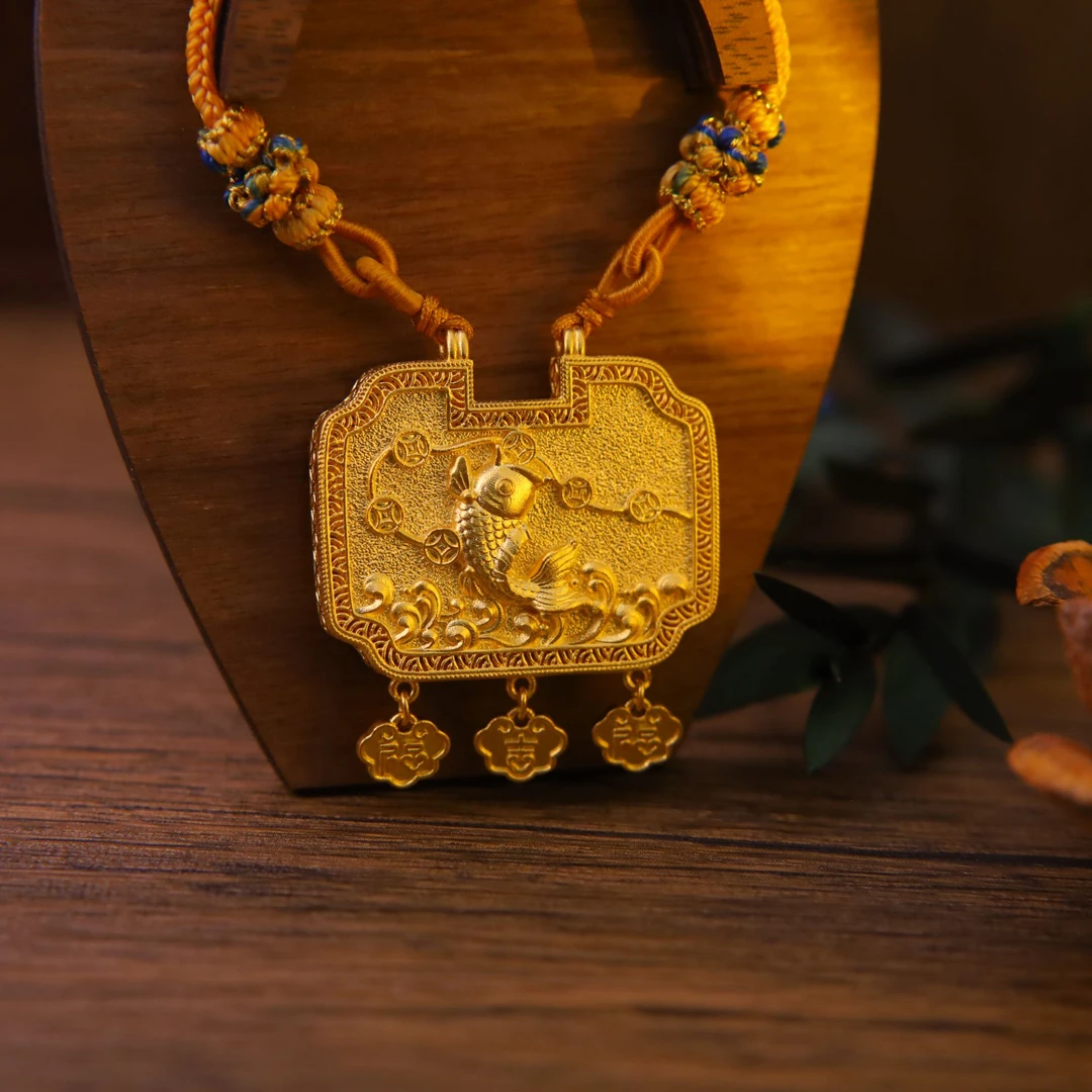 朝銮黄金【年年有鱼】古法金纯手工錾刻锦鲤锁包足金挂坠吊坠