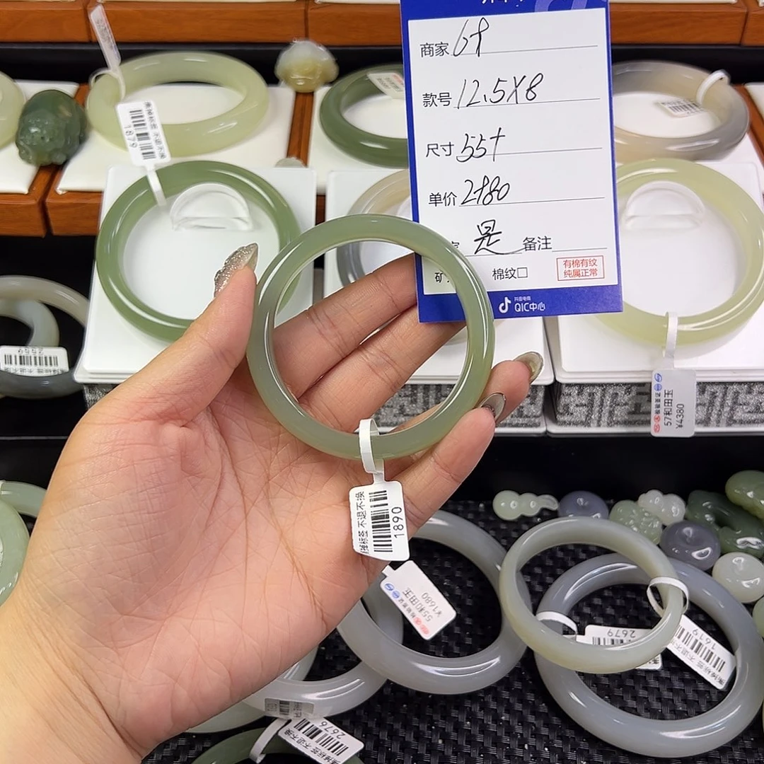 和田玉手镯未镶嵌是**呀