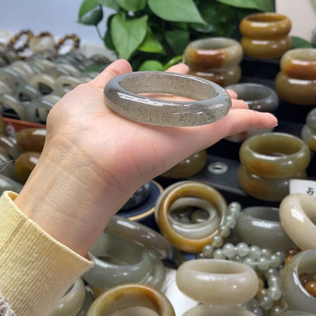 春***青石英质玉未镶嵌手镯