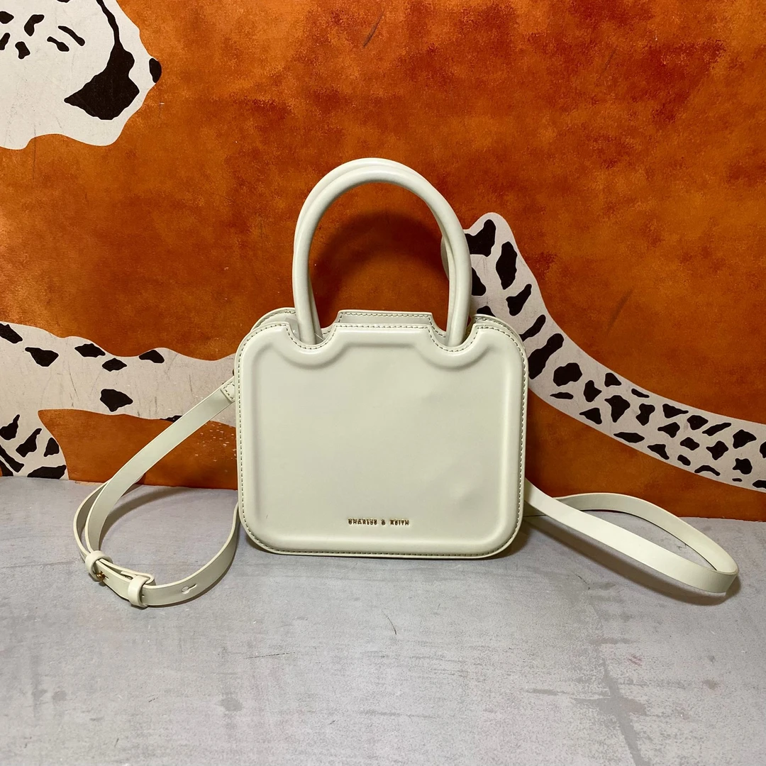 95新 CHARLES & KEITH ck 15973斜挎包