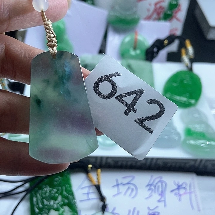 翡翠未镶嵌吊坠(赠链)