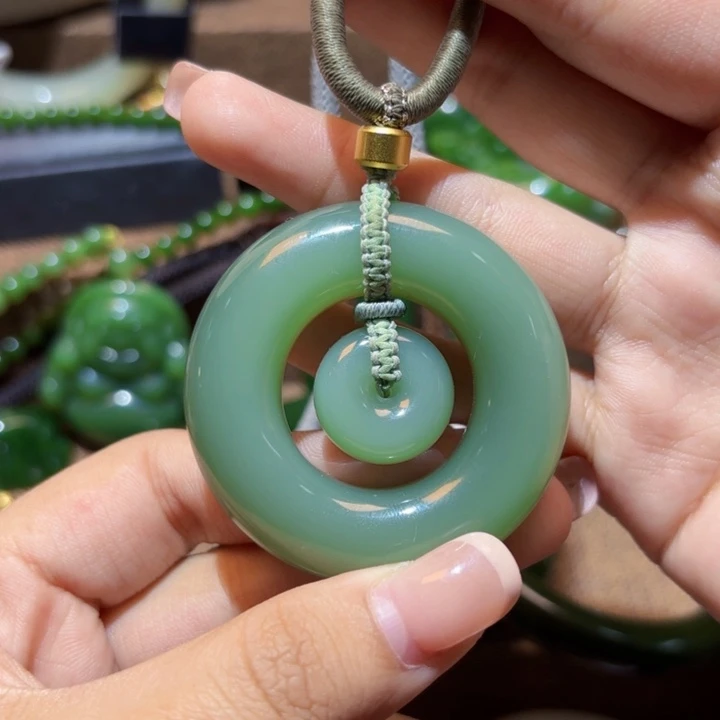 颈饰未镶嵌和田玉（碧玉）