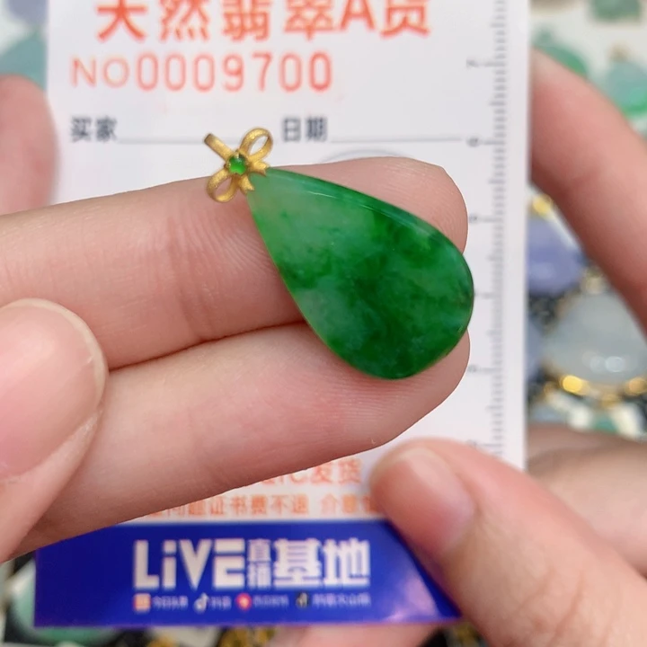 翡翠18K金镶嵌颈饰水滴
