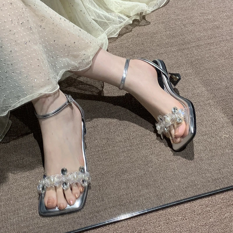 法式一字带小高跟凉鞋女夏季仙女风方头露趾水钻银色鞋子