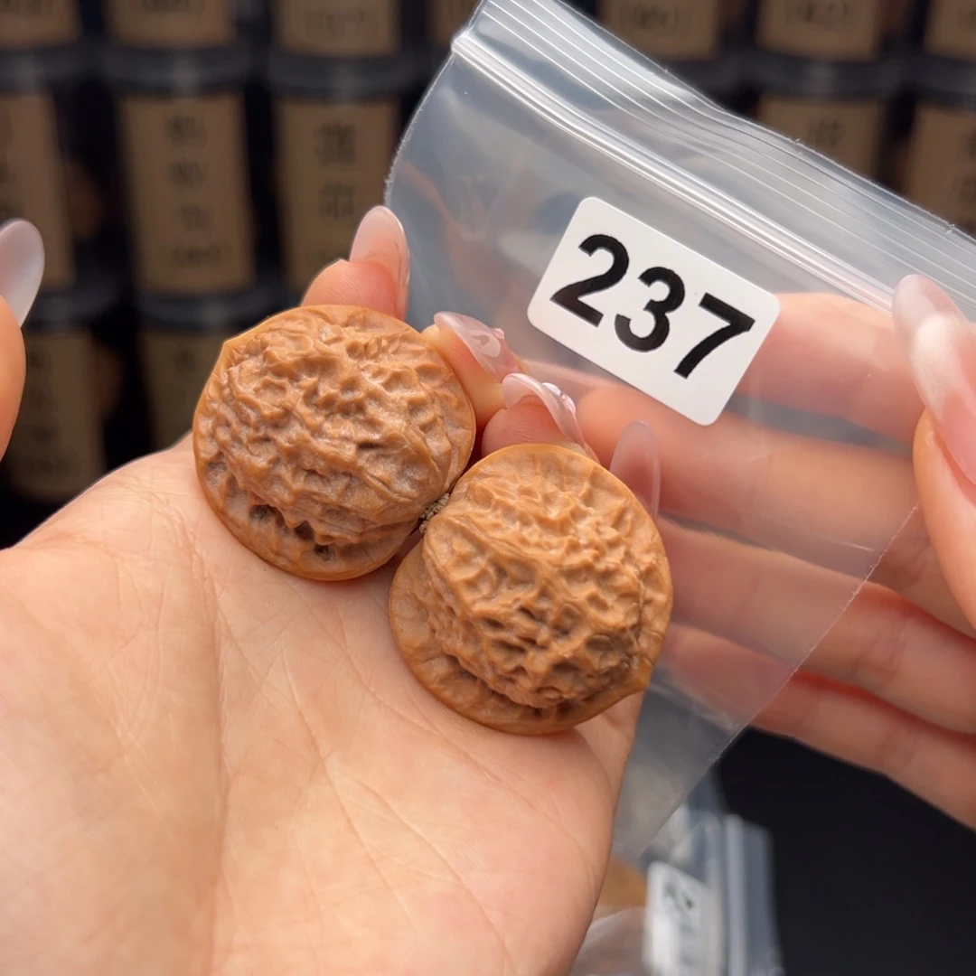 雨***滴吊坠文玩核桃瓷娃娃