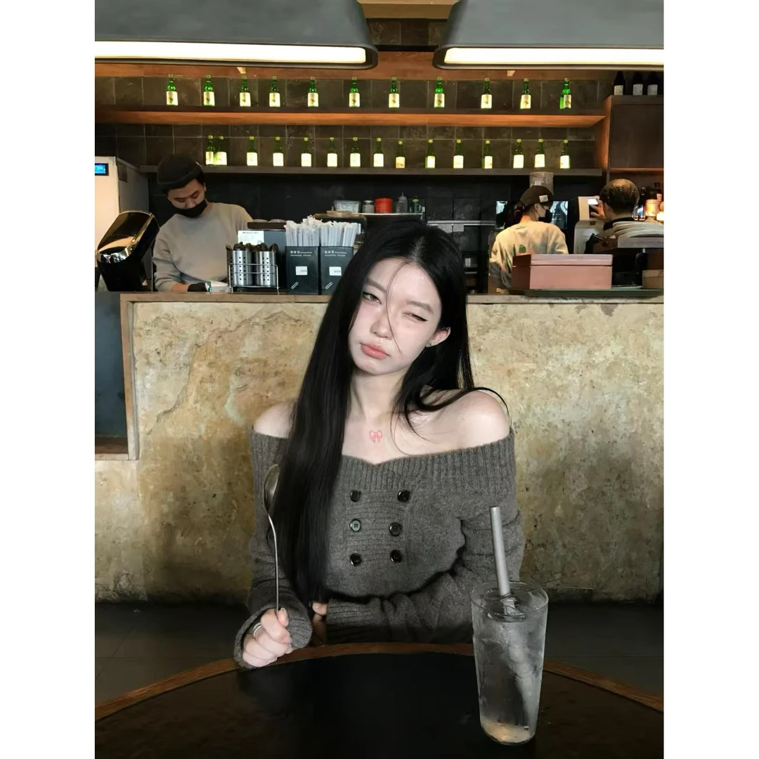 韩系辣妹一字肩灰色毛衣女秋冬高级感巨好看修身露肩针织打底上衣