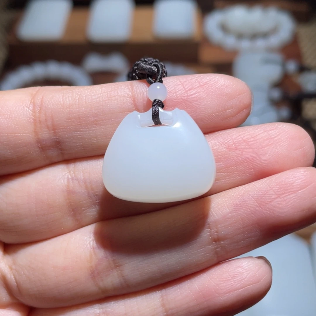 未镶嵌手链和田玉锁包