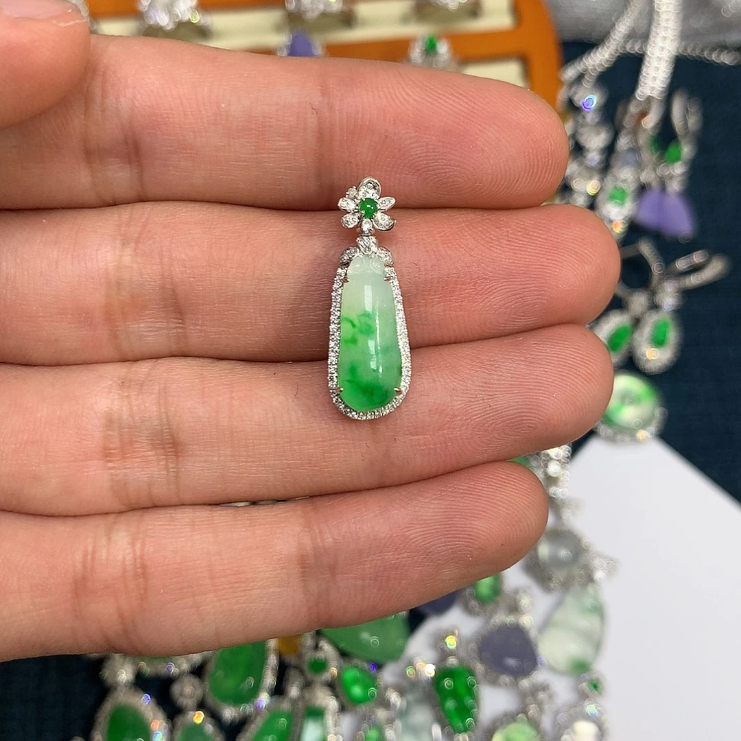 翡翠吊坠(不含链)18K金镶嵌飘绿福瓜