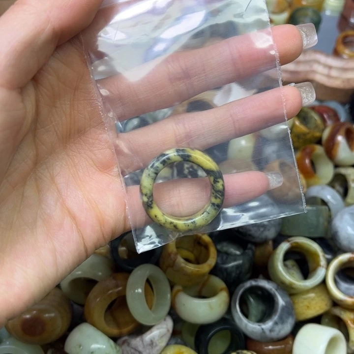 蛇纹石玉未镶嵌戒圈