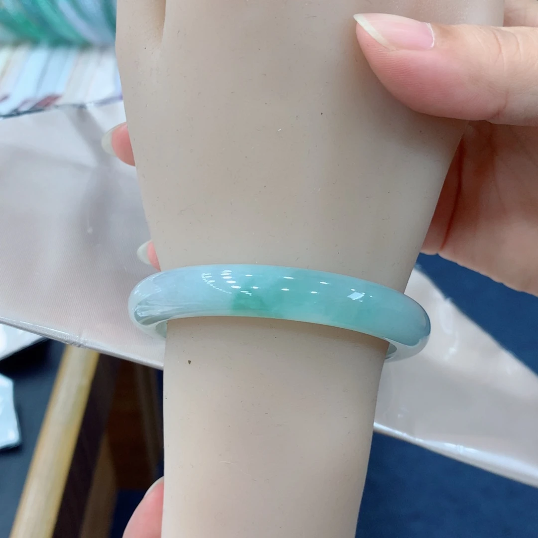 翡翠未镶嵌手镯48小时