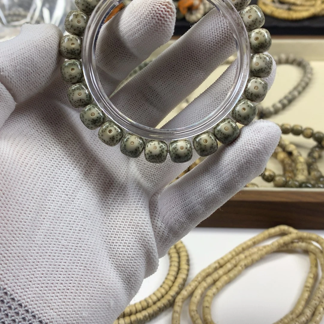 星月菩提吊坠细星绿包白9*8