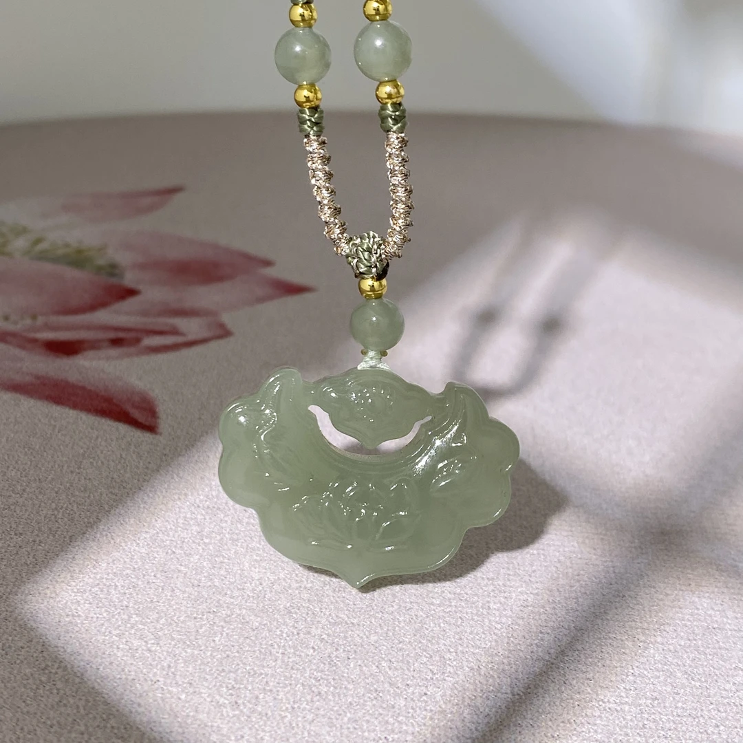 天然和田玉冰透高冰女款精美荷花锁牡丹花锁双面可戴配绳送礼物