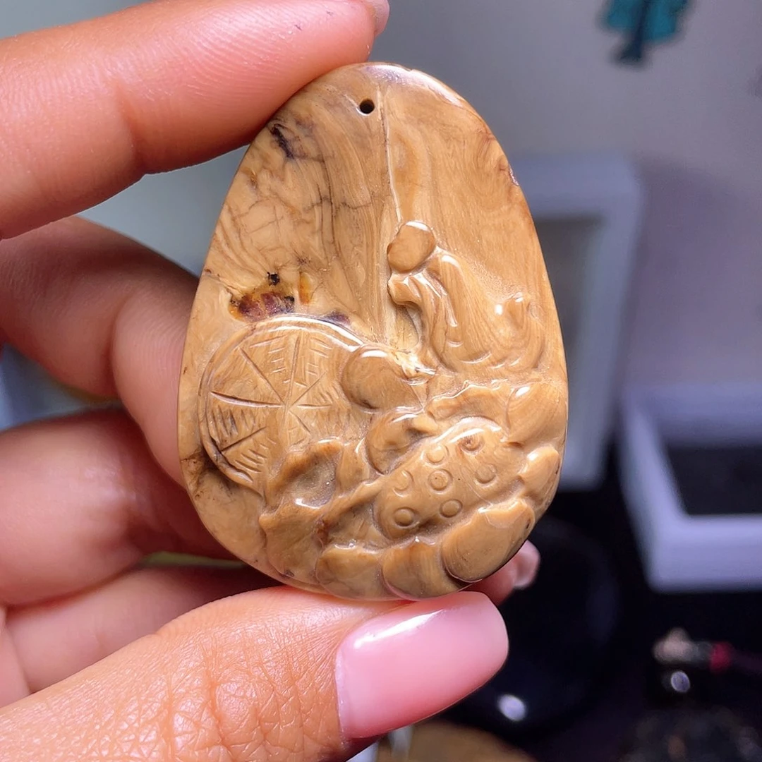 琥珀裸石未镶嵌。