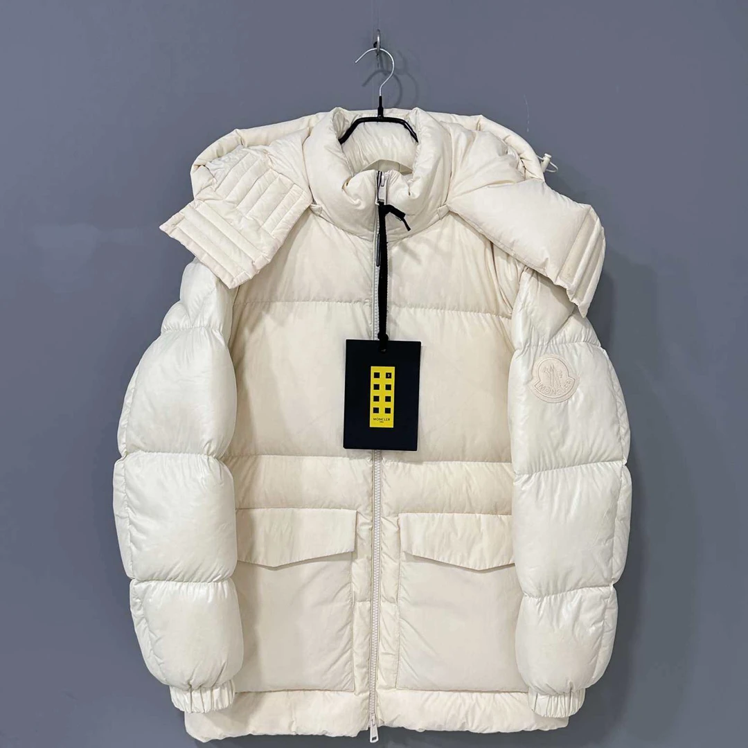 未使用 MONCLER 米色亮面袖标羽绒服/2码/31221
