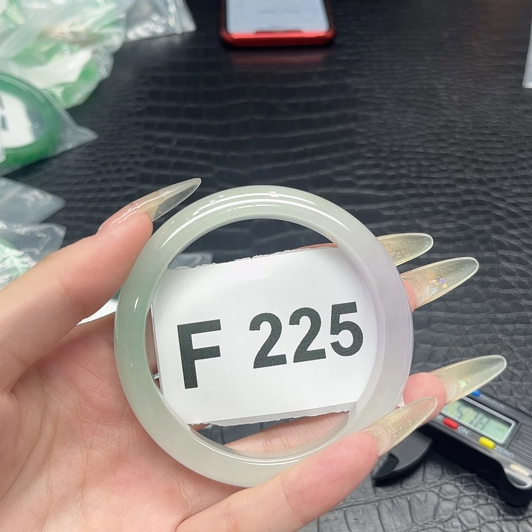翡翠手镯未镶嵌默认瑕疵