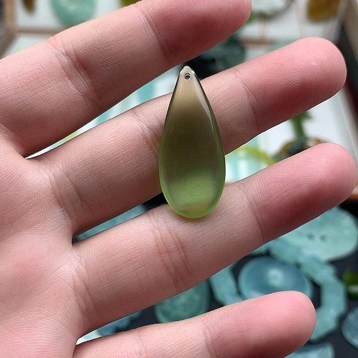 岫玉未镶嵌颈饰水滴