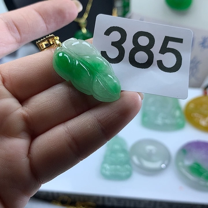 翡翠未镶嵌吊坠(赠链)