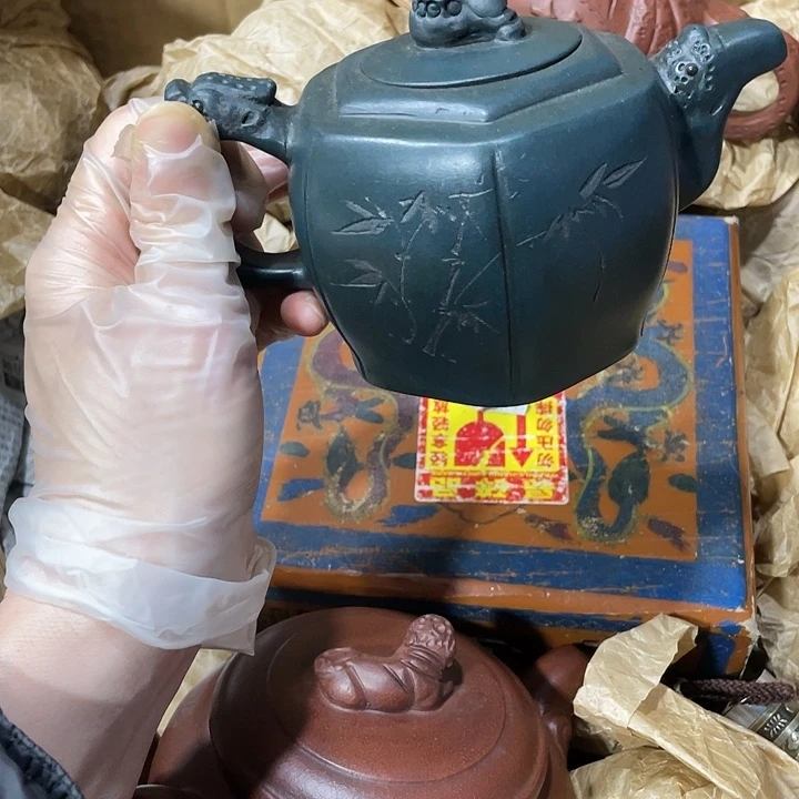 紫砂茶壶原矿泥料，手工制作的一把紫砂壶。