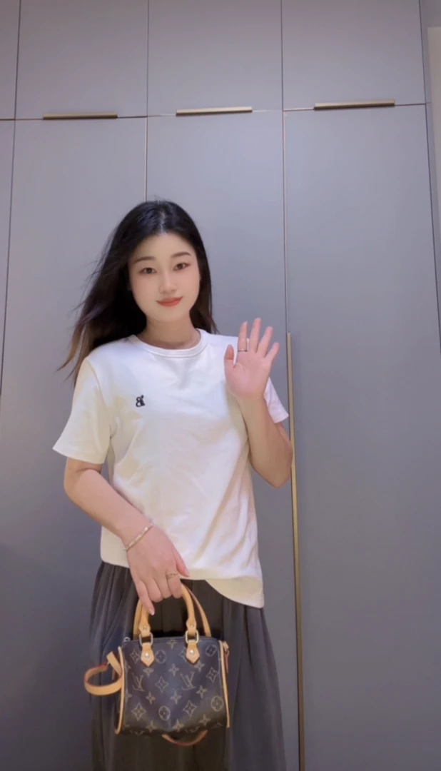 小个子2025夏高级百搭气质字母刺绣高弹正肩巨显瘦短袖体恤女