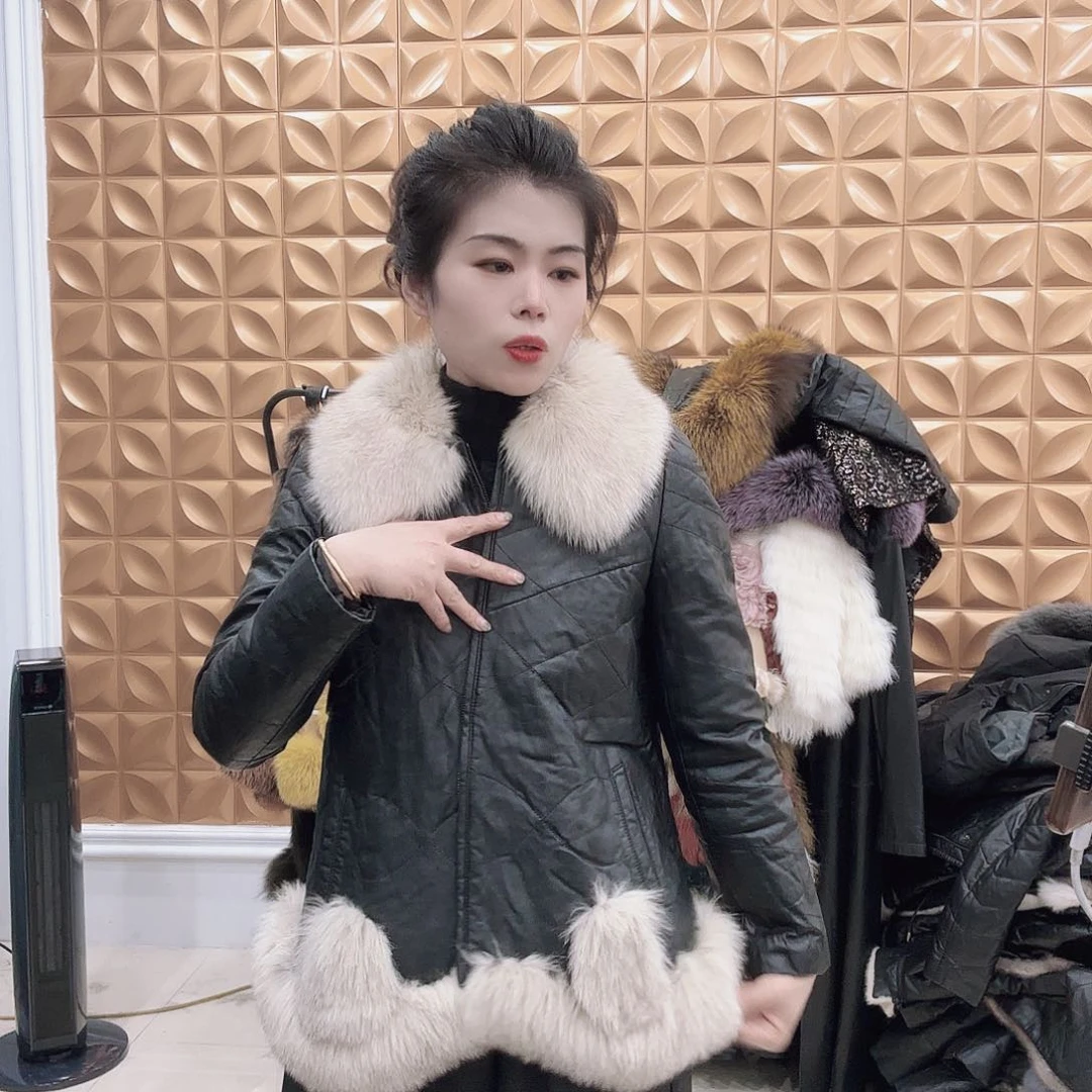 皮草搭配上黑色西装
