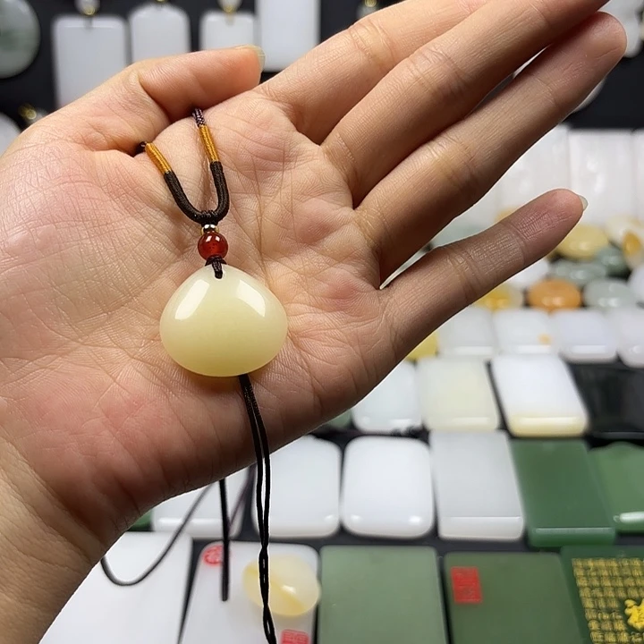 蓓***蓓石英质玉（金丝玉）未镶嵌颈饰