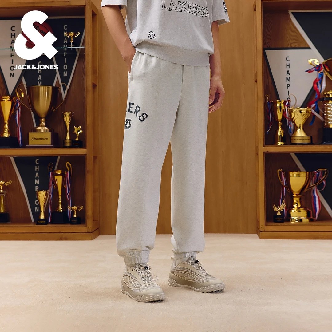 杰克琼斯NBA联名男装休闲裤秋季新款植绒胶印刺绣贴布宽松束脚裤