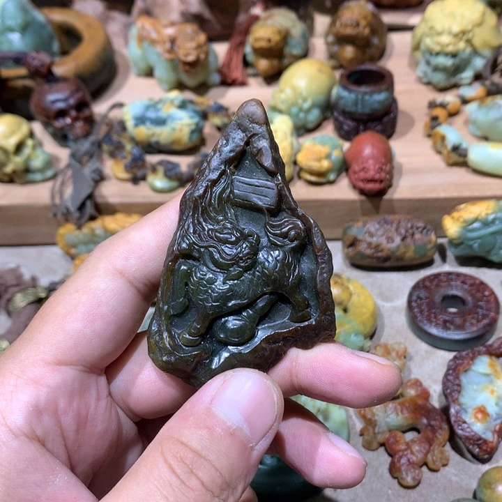 未镶嵌岫岩河磨玉（透闪石质玉）挂件